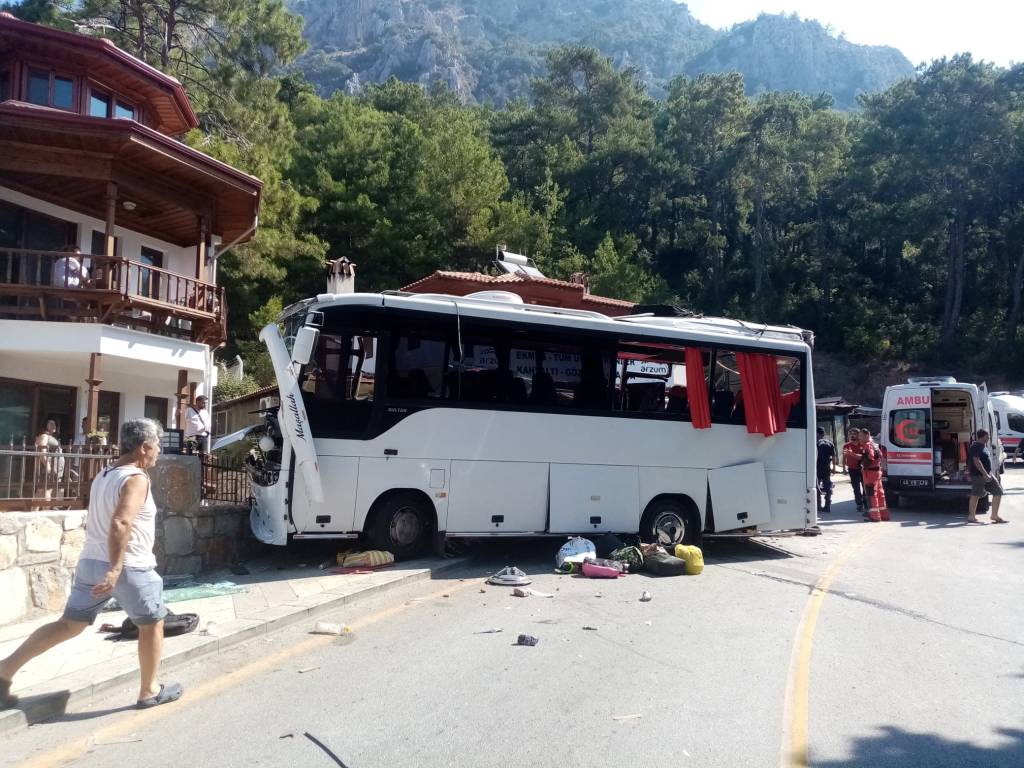 Muğla'da tur otobüsü dehşet saçtı! Çok sayıda yaralı var