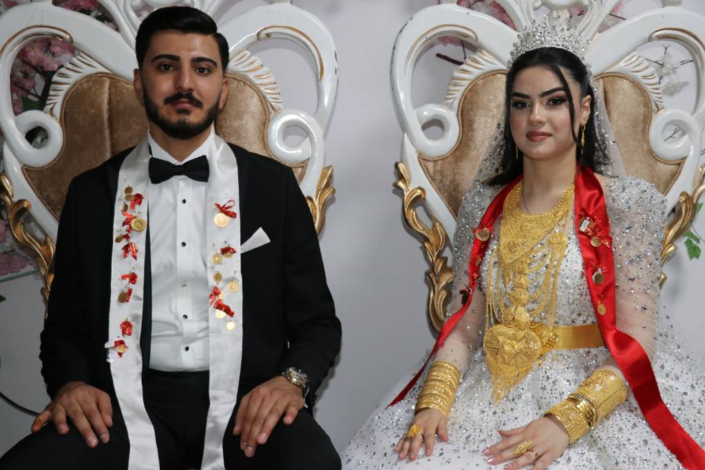 Van'da aşiret düğünü! Geline 3 kilo altın, damada 4 milyon TL takıldı...
