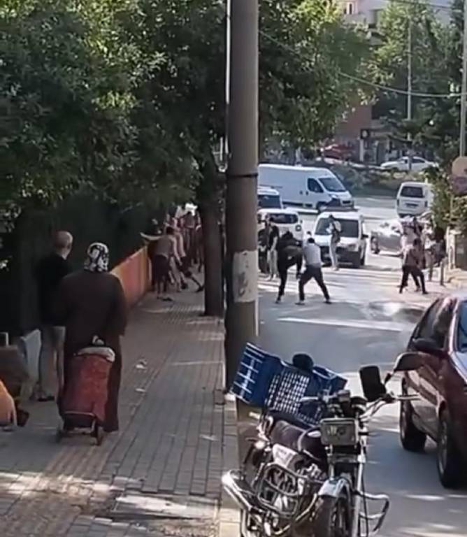 Bursa'da sokak ortasında kavga: İki grup birbirine girdi
