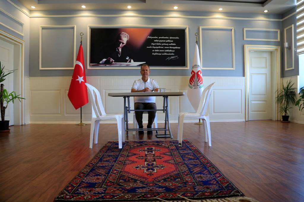 Makam odasına haciz gelen belediye başkanı plastik sandalye ve masada görevini sürdürüyor