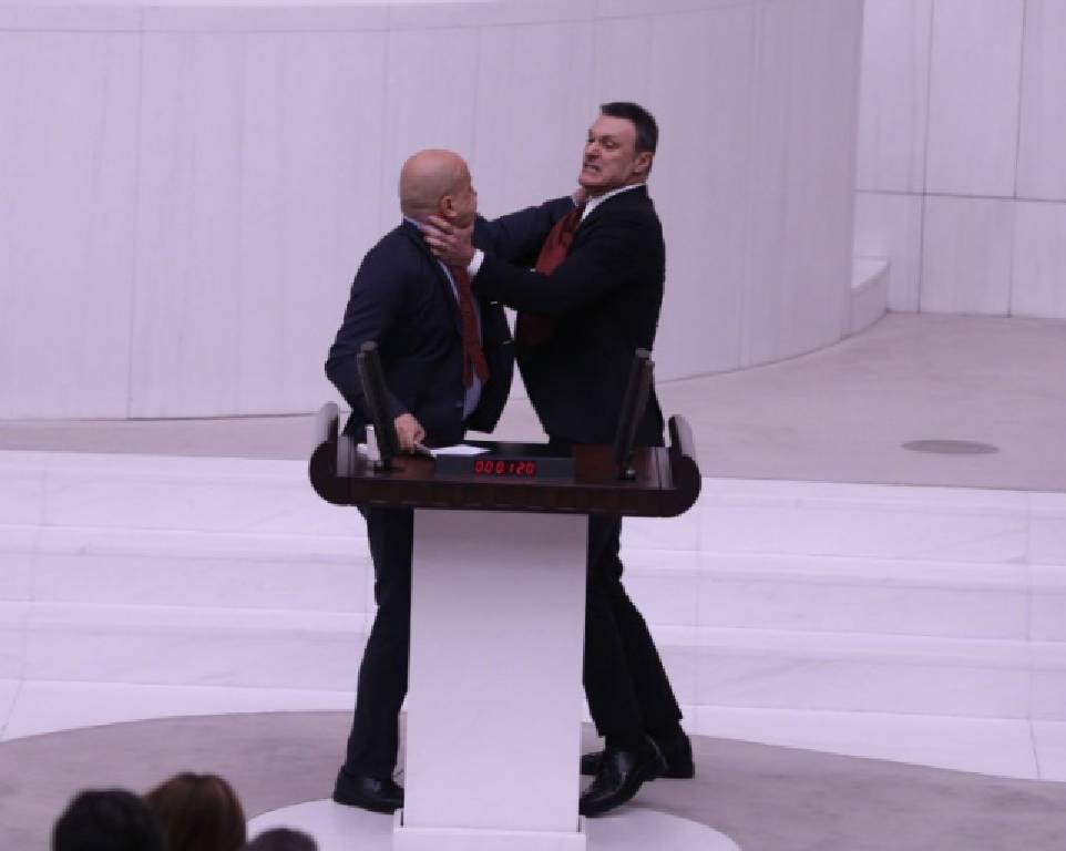 Can Atalay için toplanan Meclis'te ortalık karıştı! Alpay Özalan'dan Ahmet Şık'a yumruk!