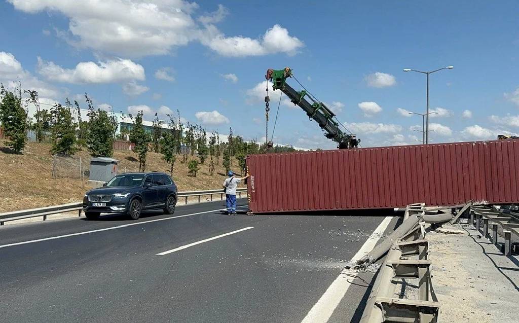 TEM Otoyolu'nda tır devrildi: Trafik kilitlendi