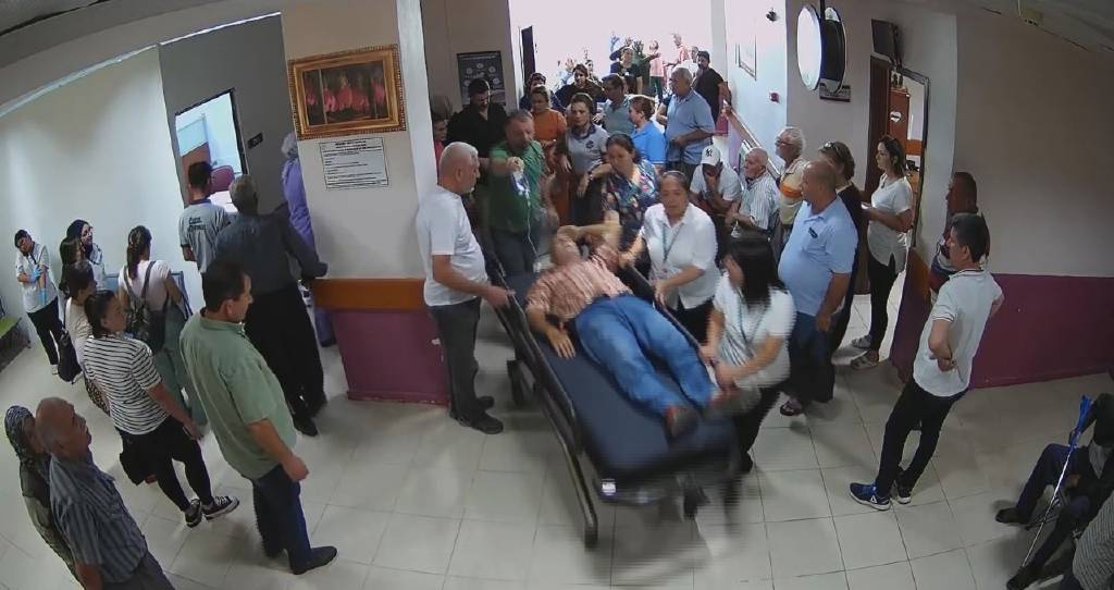 Muayene sırası beklerken kalp krizi geçirdi! Kalp masajıyla hayata döndü...