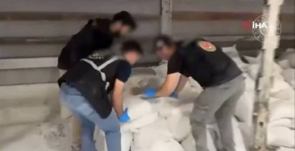 İran'dan Türkiye'ye giriş yapan tırda tonlarca metamfetamin ele geçirildi