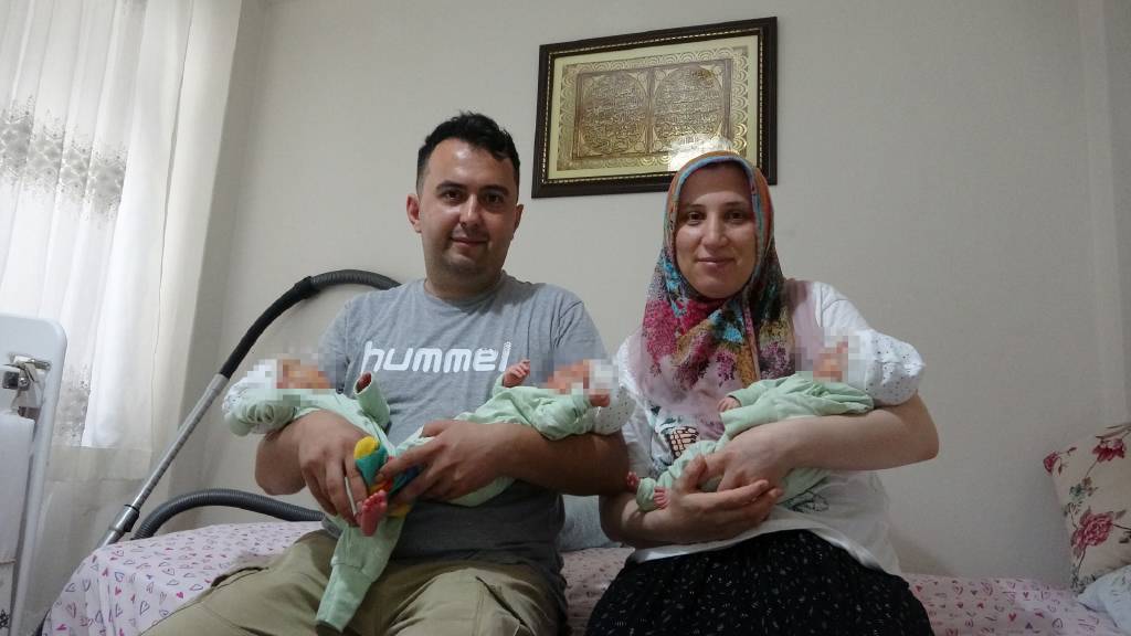 Yıllarca 1 bebek beklerken, üçüz sevinci yaşadılar...