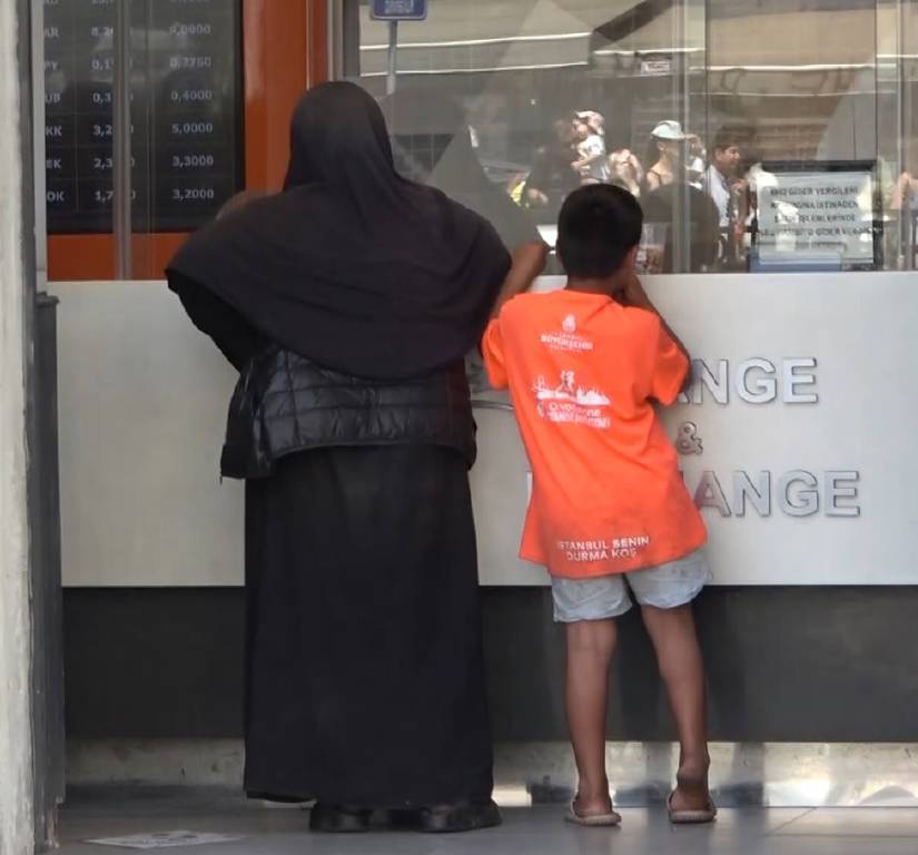 İstanbul'da dilenci, turistlerden aldığı parayı TL'ye çevirdi...
