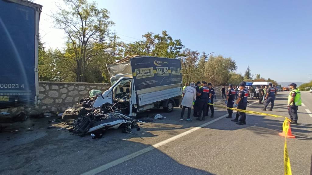 Yollar kan gölü! Konya ve Çorum’da peş peşe kazalar… 6 kişi yaşamını yitirdi