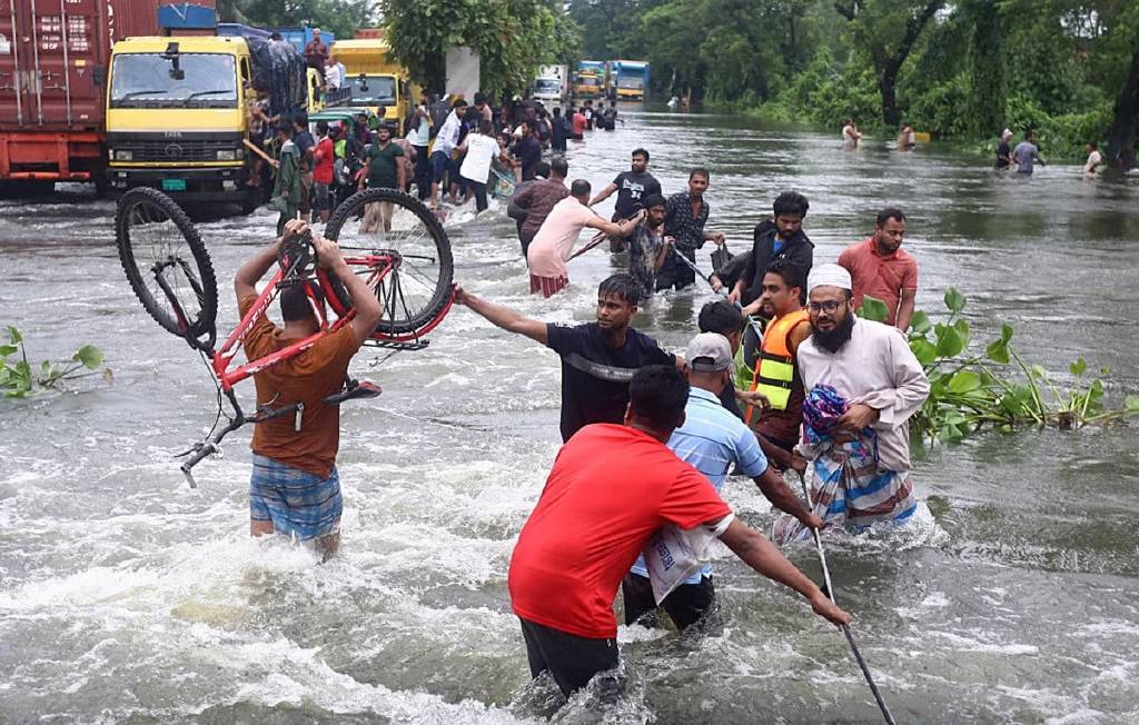 Hindistan ve Bangladeş’te sel felaketi: 36 ölü