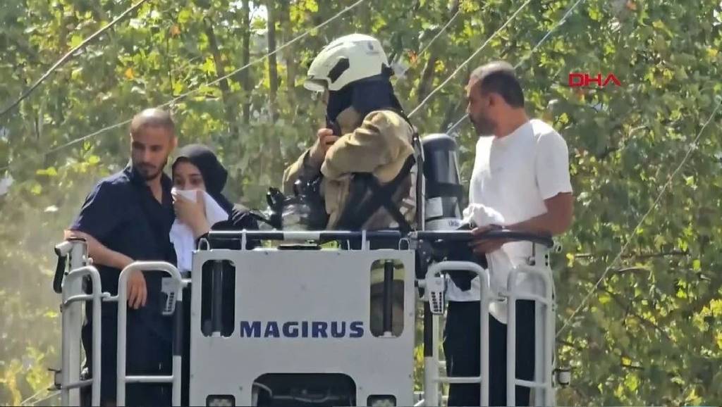 İstanbul'da otelde yangın paniği: Mahsur kalanları itfaiye kurtardı