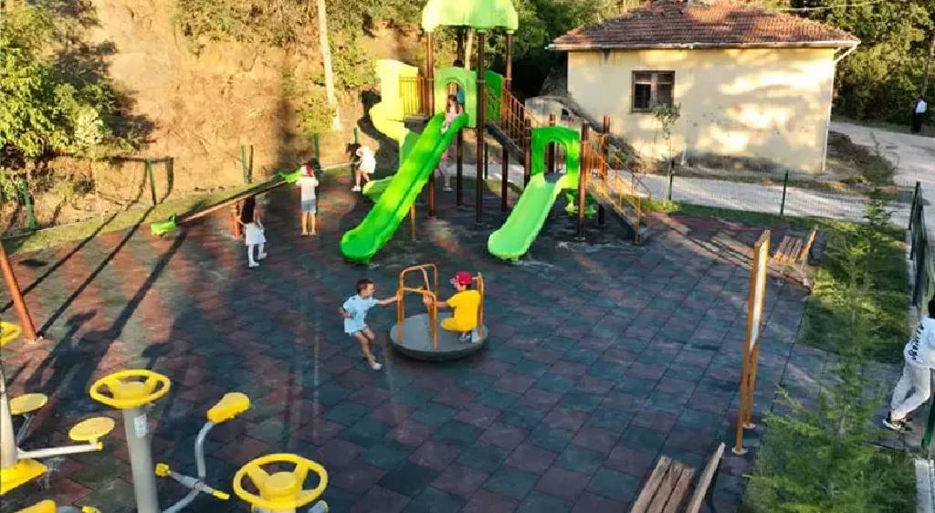 Bakan Kurum, eylem yaparak park isteyen çocukların hayalini gerçekleştirdi... 