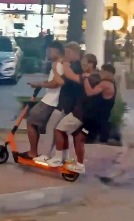 Scooter’a 4 kişi binip poz verdiler!