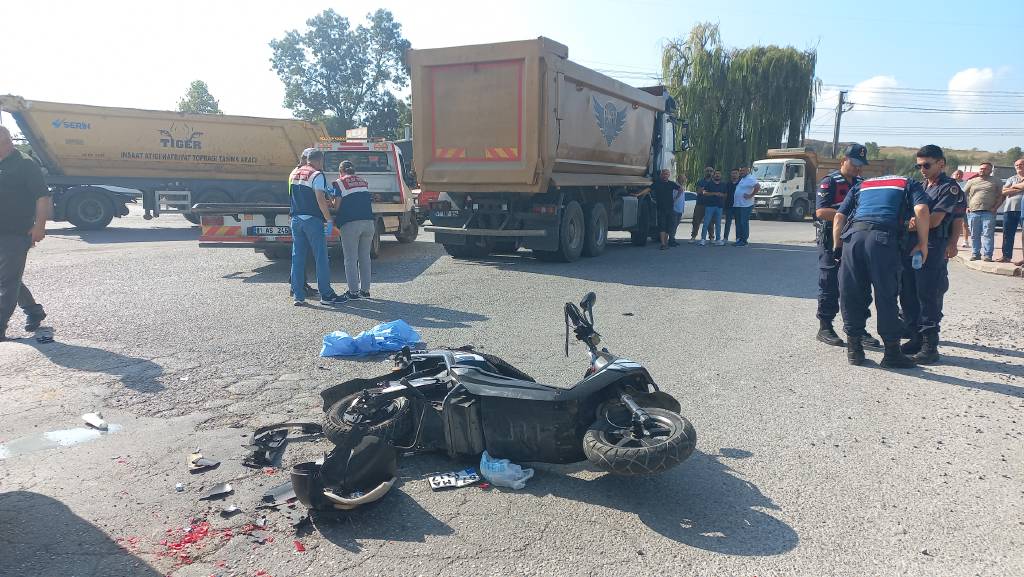 Düzce'de feci kaza! Kamyonun altında kalan motosiklet sürücüsü hayatını kaybetti