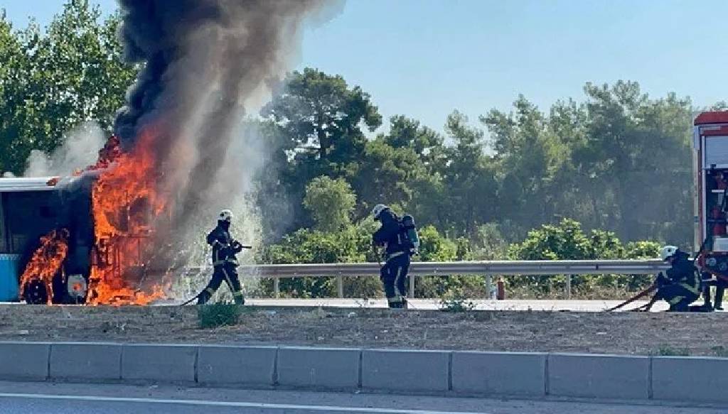 Antalya'da halk otobüsü alev alev yandı!