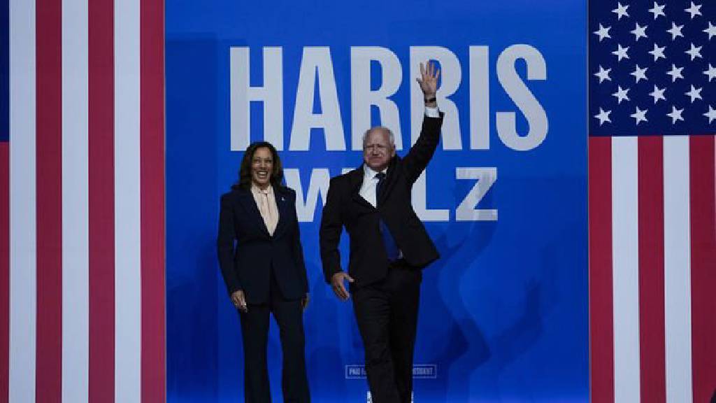Kamala Harris ve Tim Walz'dan ilk miting...