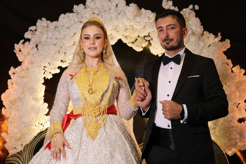 Aşiret düğünü yine bildiğimiz gibi! Geline 3 kilo altın, damada 3 milyon TL takıldı