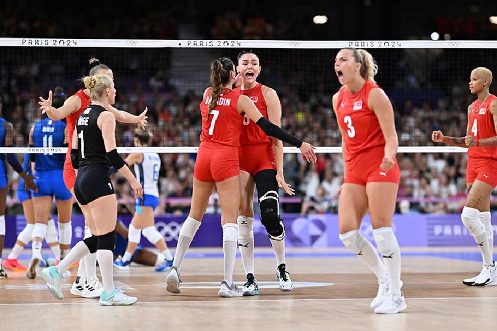 Harikasınız kızlar! Filenin Sultanları yarı finalde…