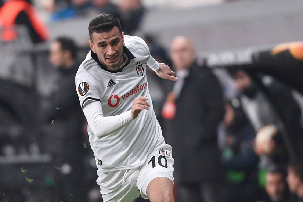 Oğuzhan Özyakup 31 yaşında futbolu bıraktığını açıkladı!