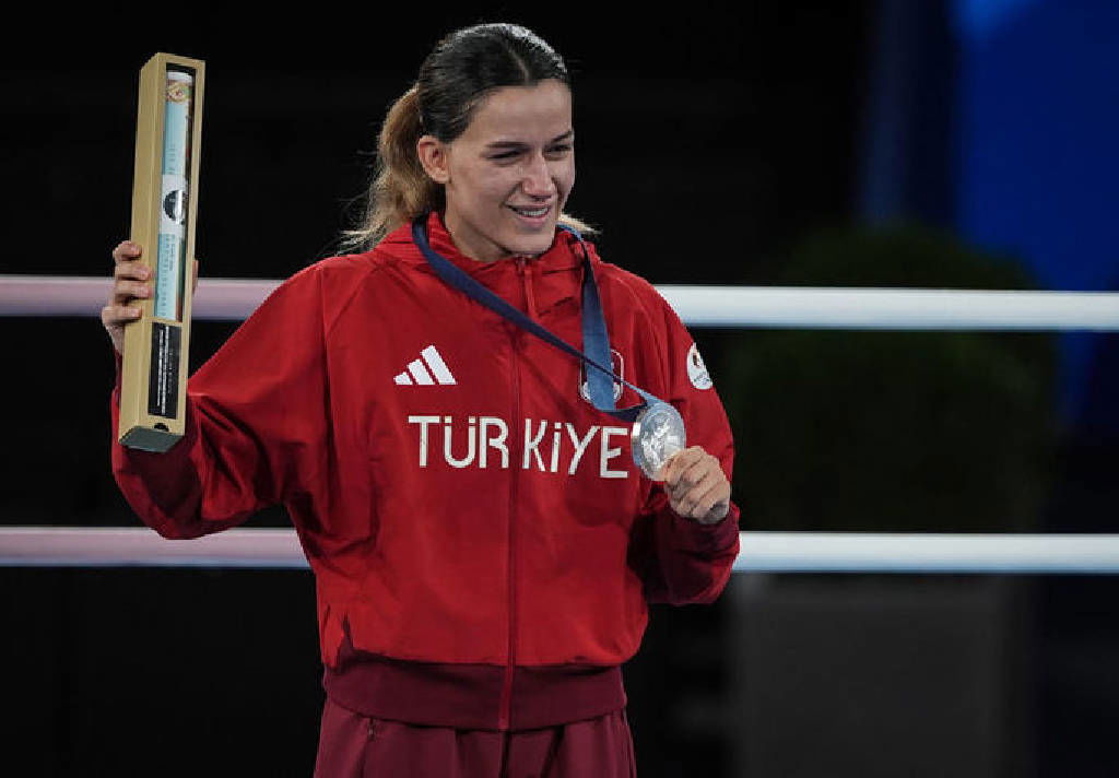 Milli boksör Hatice Akbaş'tan gümüş madalya...