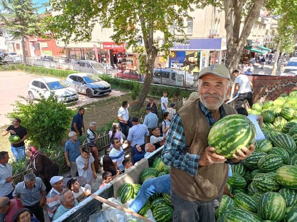 17 ton karpuzu bedava dağıttı! Kısa sürede bitti...