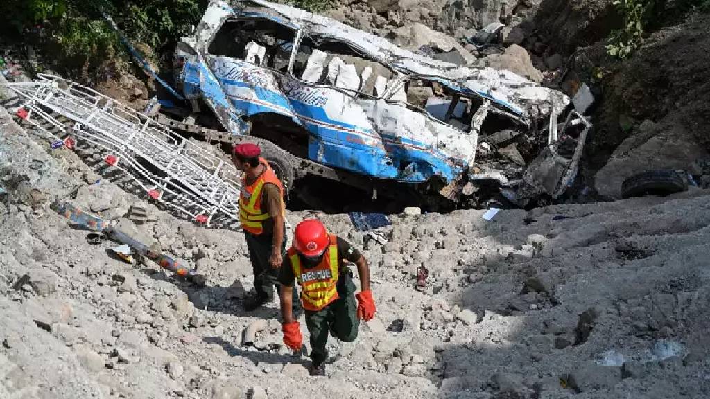 Pakistan’da katliam gibi kaza! Otobüs uçuruma yuvarlandı: 29 ölü 
