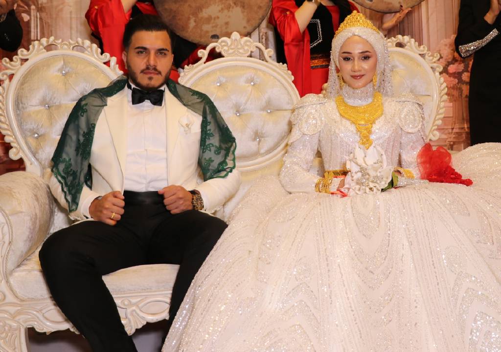 Aşiret düğününde gelin ve damada servet taktılar! Kilolarca altın, deste deste para...