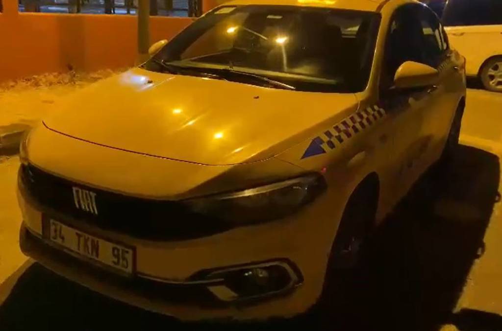 Taksiyi kaldırımda sürdü, görenler şaşkına döndü!