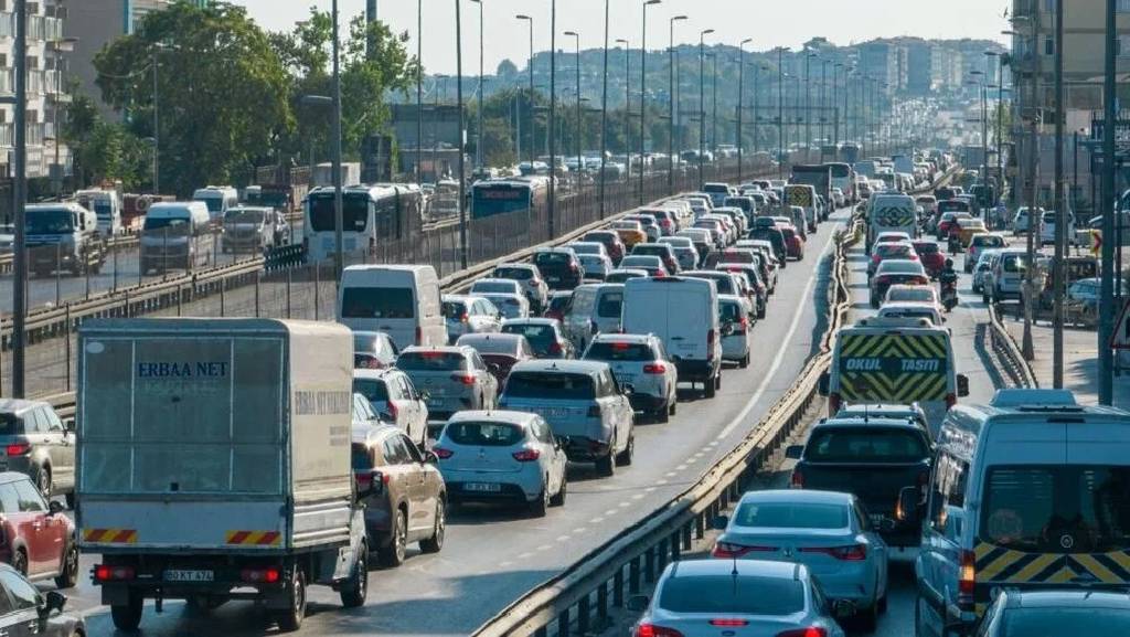 İstanbul E-5’te trafik kaosu: Kilometrelerce kuyruk oluştu