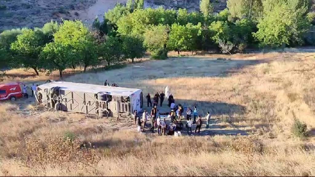 Facianın eşiğinden dönüldü... Malatya'da yolcu otobüsü şarampole yuvarlandı! Çok sayıda yaralı var