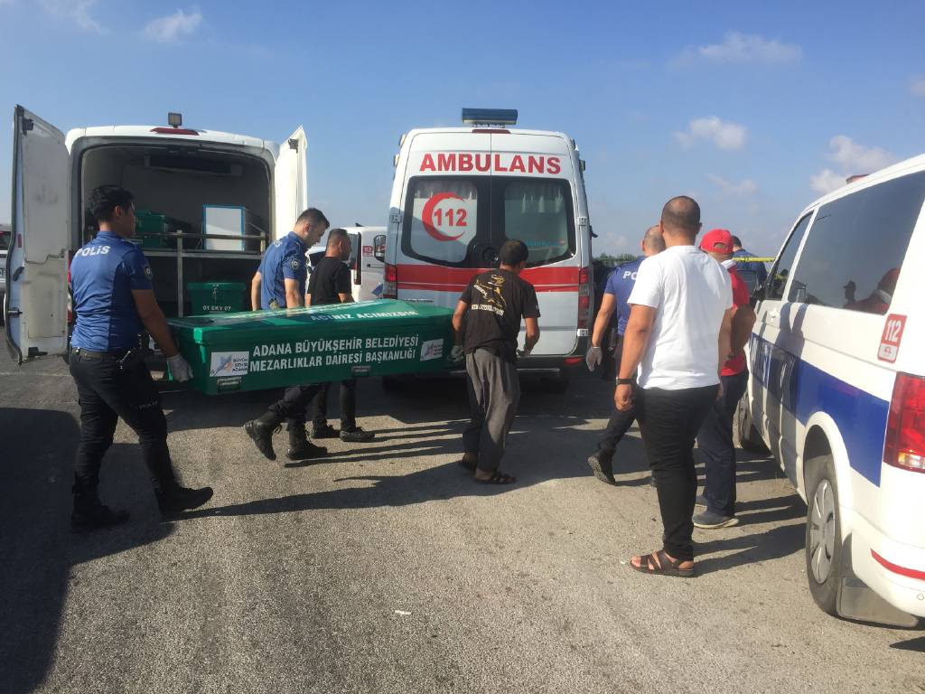 Yer Adana... Yolun bittiğini fark etmediler, sulama kanalına düşüp hayatlarını kaybettiler