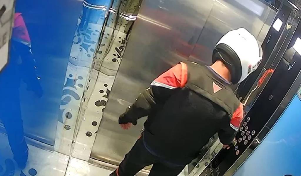İstanbul'da kurye tuvaletini yaptığı asansörde mahsur kaldı