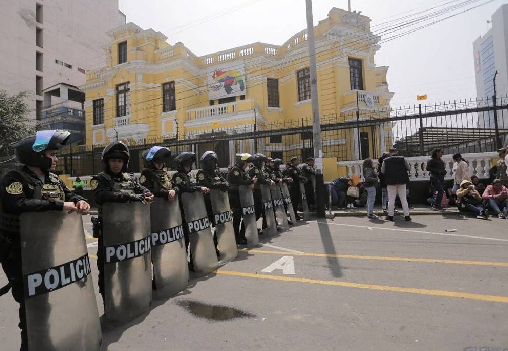 Venezuela'da devam eden protestolarda 80'den fazla asker ve polis yaralandı