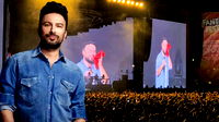 Tarkan terini sildiği havluyu hayranlarına attı! 'Merak etmeyin mis gibi kokuyor'