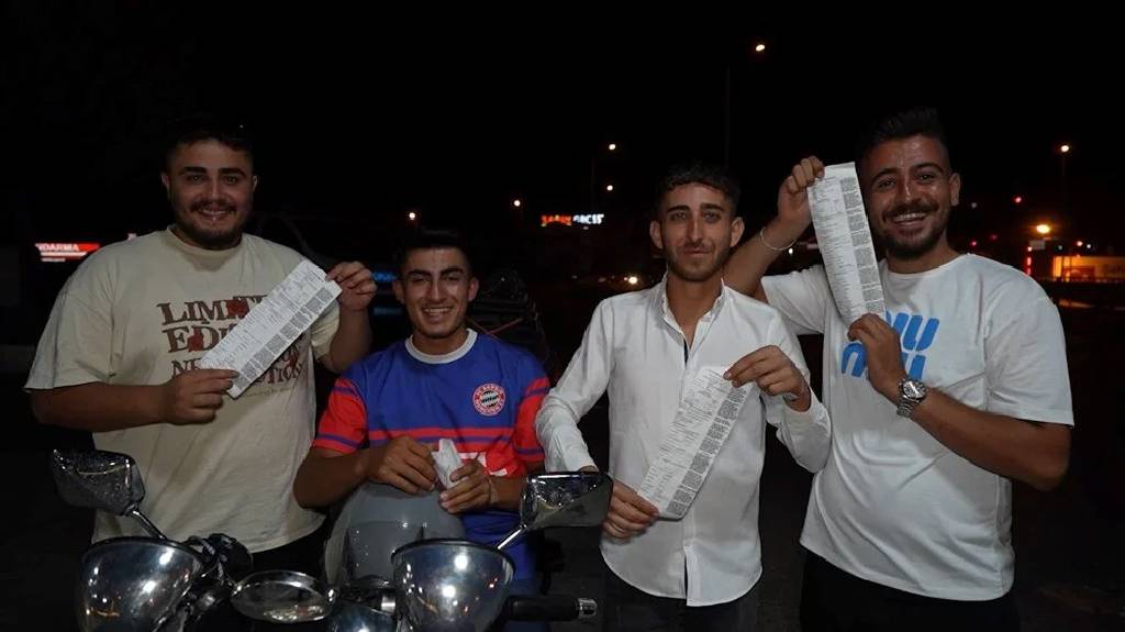 Ceza makbuzlarıyla poz verdiler: Devletimiz sağ olsun!