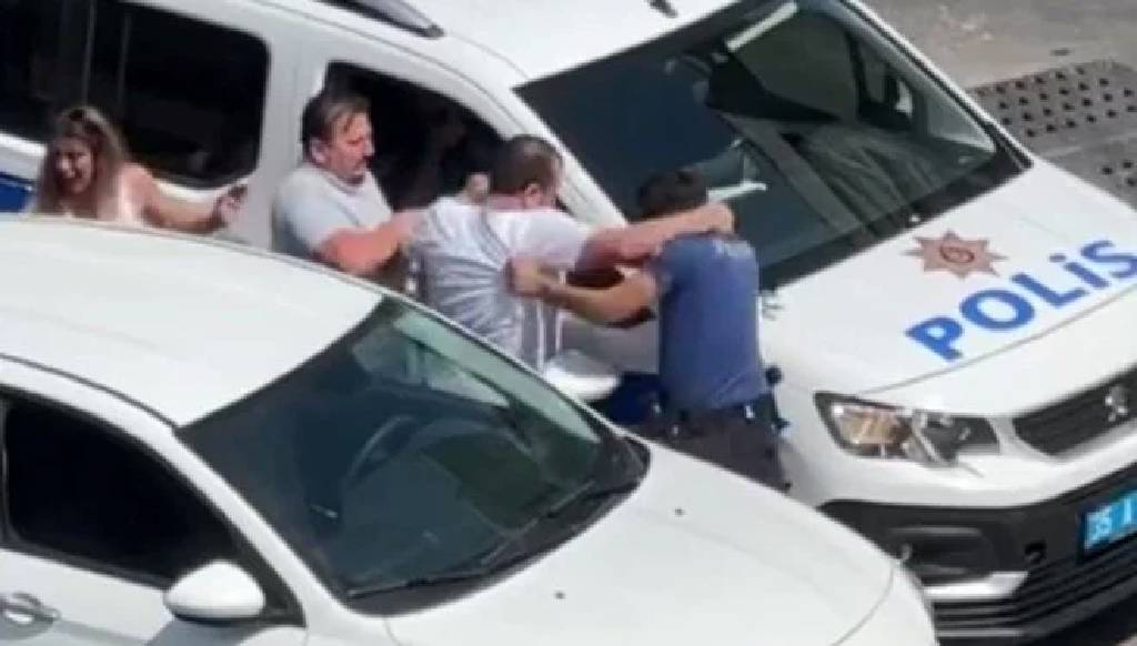 İzmir'de polise saldırı: Ekip aracının aynasını kırdı