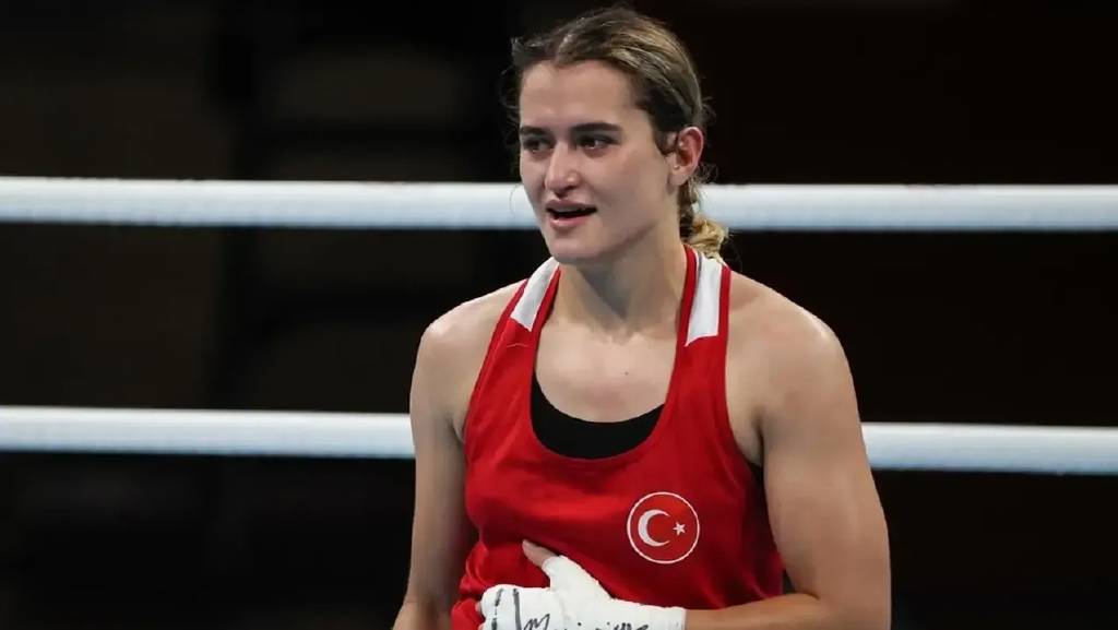 Milli boksör Esra Yıldız Kahraman, Paris 2024'te çeyrek finalde!