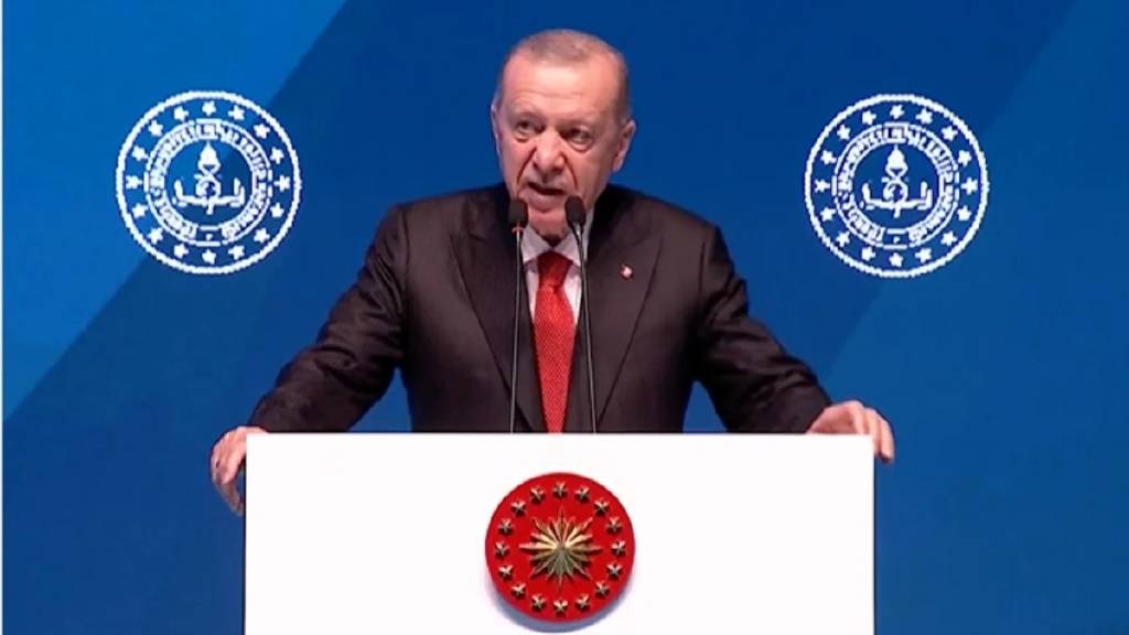 Cumhurbaşkanı Erdoğan: "Oyun platformları gençlerimizi zehirliyor, sosyal medya tehdit oluşturuyor"