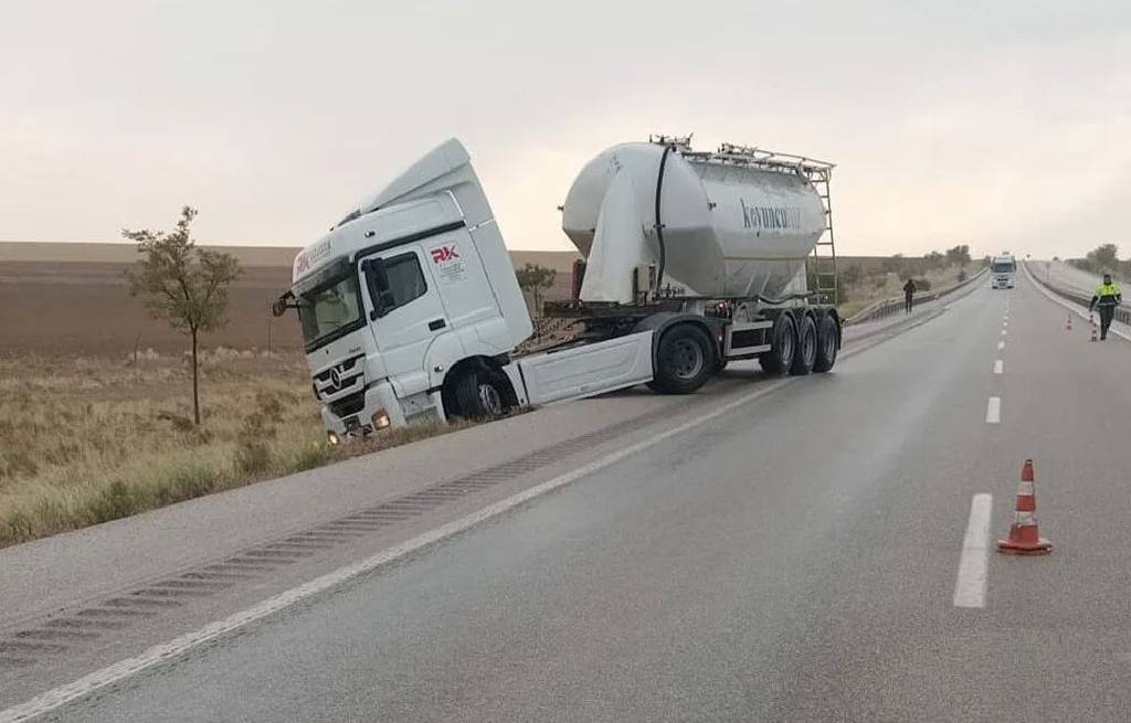 Konya’da kum fırtınası zincirleme kazaya neden oldu: Yaralılar var...