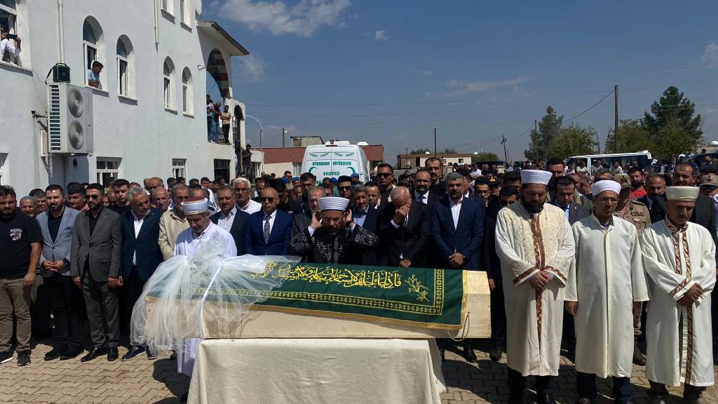 Narin’e veda! Gözyaşları arasında toprağa verildi