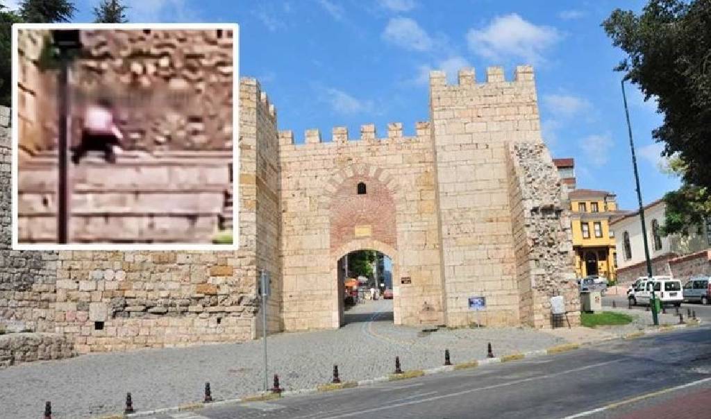 Bursa’daki Tophane Surları’nda cinsel ilişkiye giren de, onları çeken de yakalandı… 