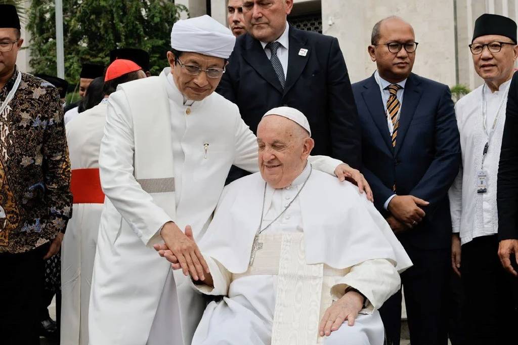 Papa Francis'ten Endonezya'da tarihi ziyaret