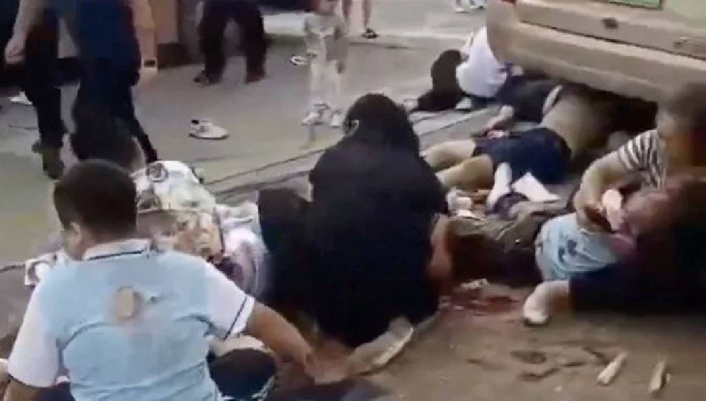 Facia gibi kaza! Çin'de okul servisi kalabalığa daldı: 11 ölü