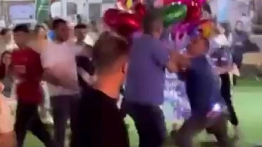 Bursa'da cadde boks ringine döndü: Kavgada yumruklar havada uçuştu