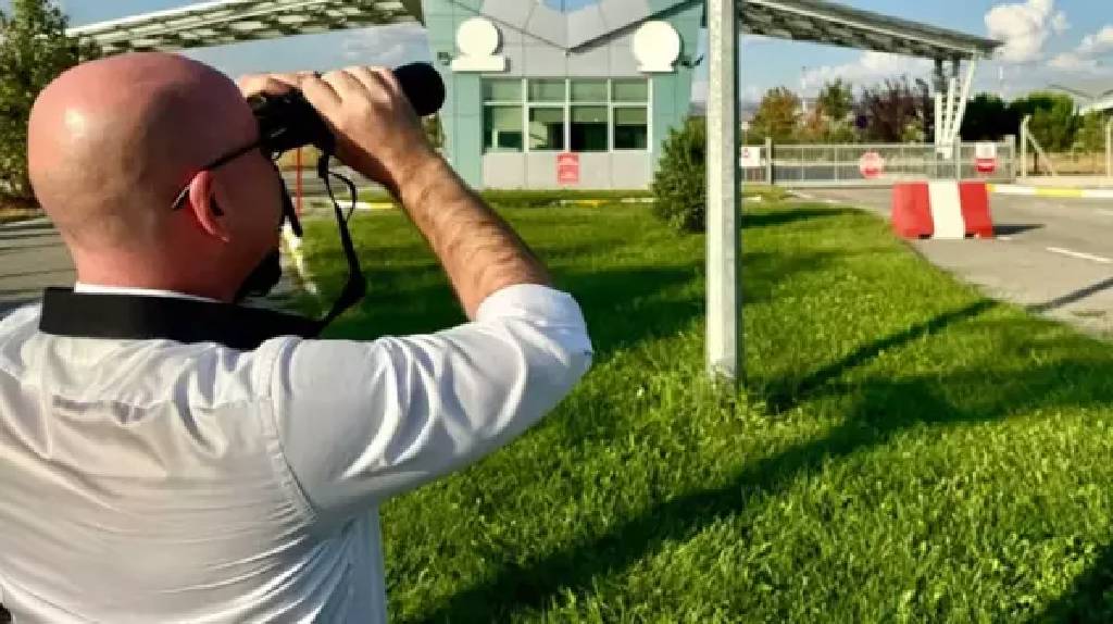 CHP'li Serkan Sarı elinde dürbünle yolcu uçağı aradı!