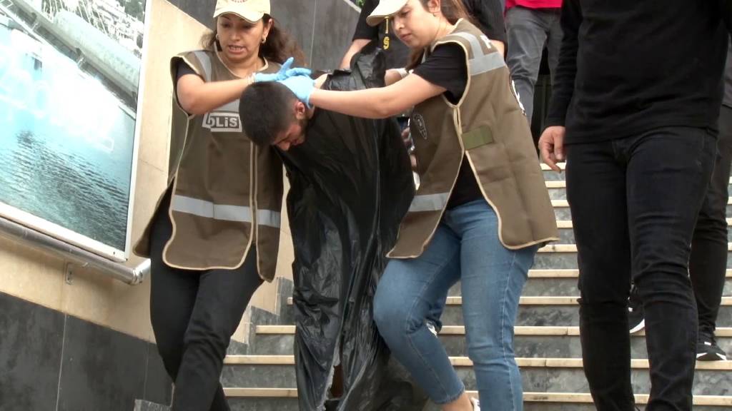 Polis katiline iç soğutan muamele! Çöp poşeti geçirildi, hayvan aracına bindirildi…