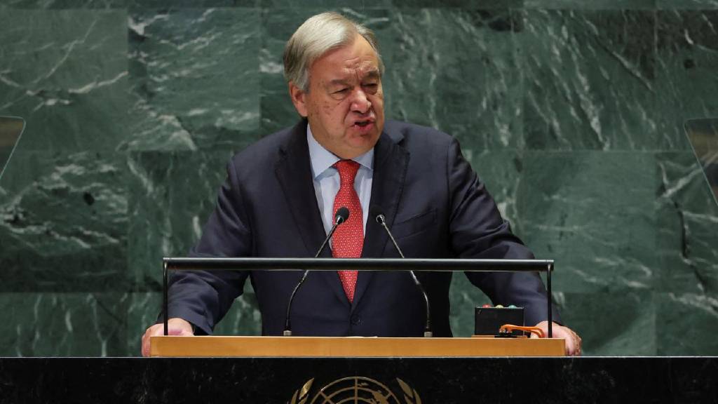 Guterres'ten Lübnan uyarısı: "Uçurumun kenarındadır"