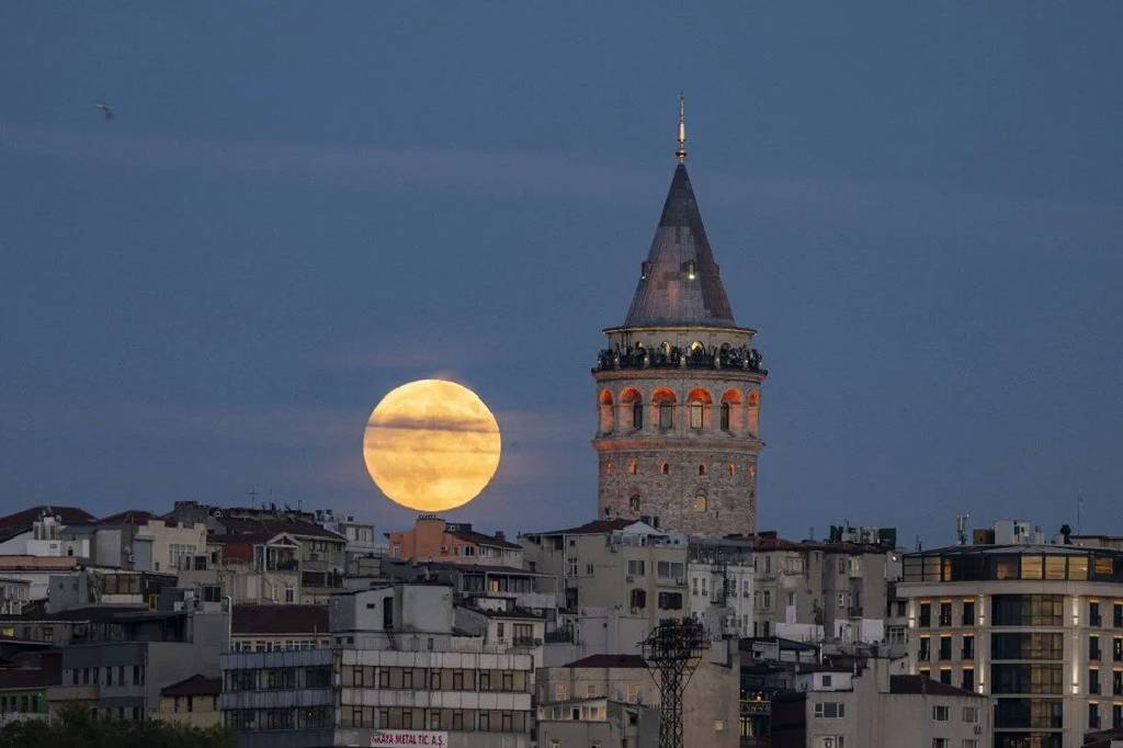 Yılın son Süper Kanlı Ay tutulması gökyüzünde görsel şölen oluşturdu