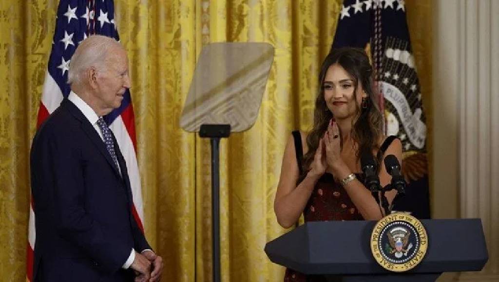 Biden'dan Jessica Alba'ya esprili teklif: "Bana da bir iş bulabilir misin?"