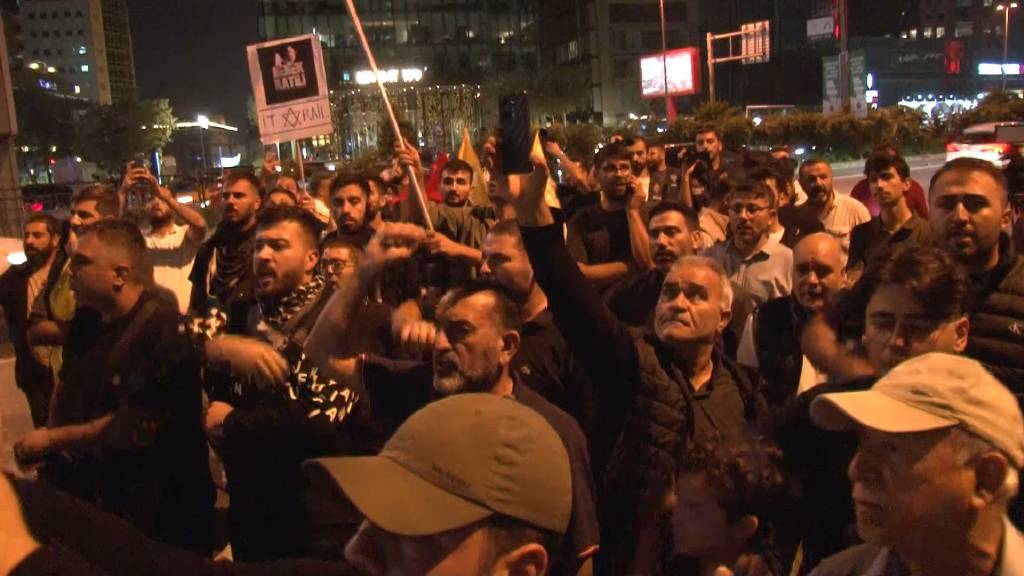 İstanbul'da İsrail Başkonsolosluğu önünde Nasrallah için protesto