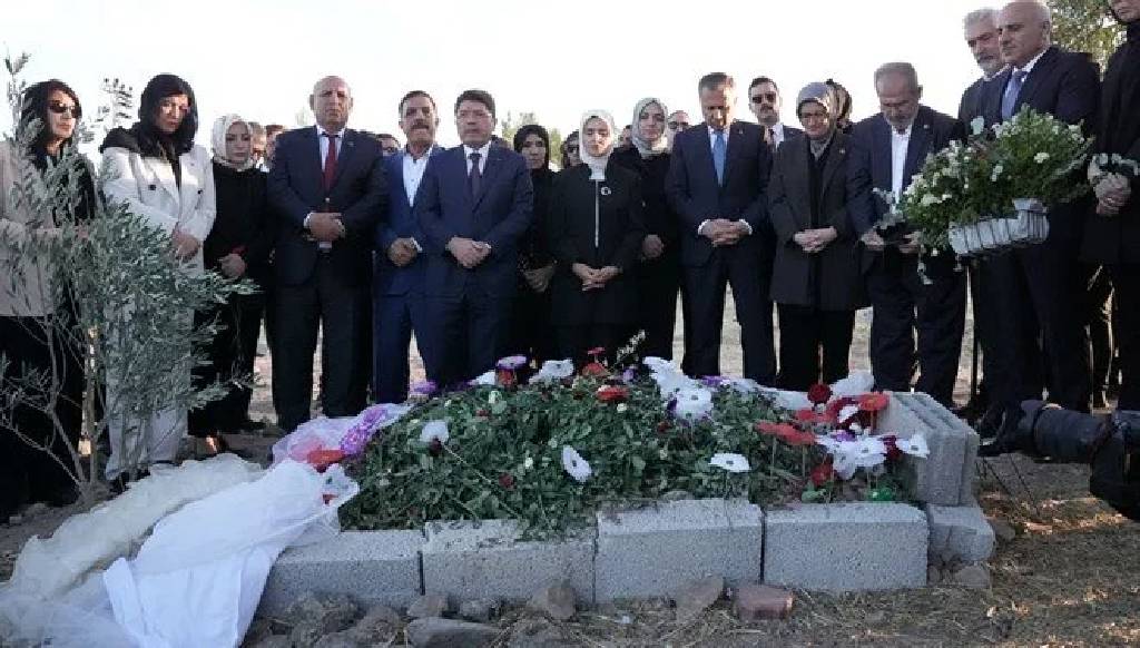 3 bakandan Narin'in mezarına ziyaret