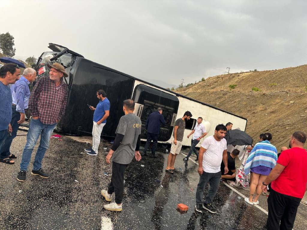 Antalya'da yolcu otobüsü devrildi: 10 yaralı
